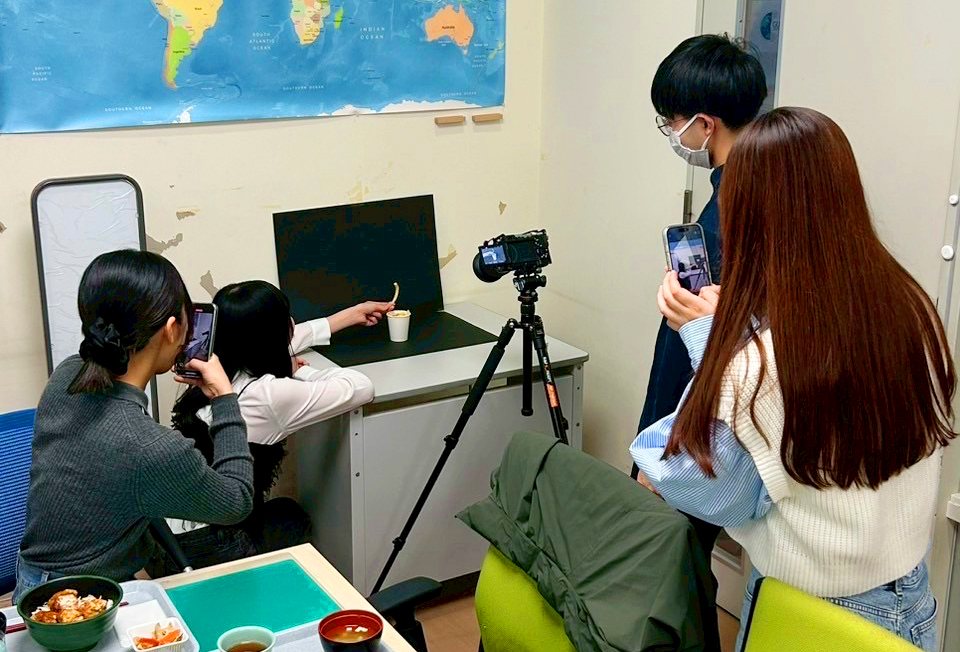 動画作成チームが、学食メニューを紹介する動画を撮影しました