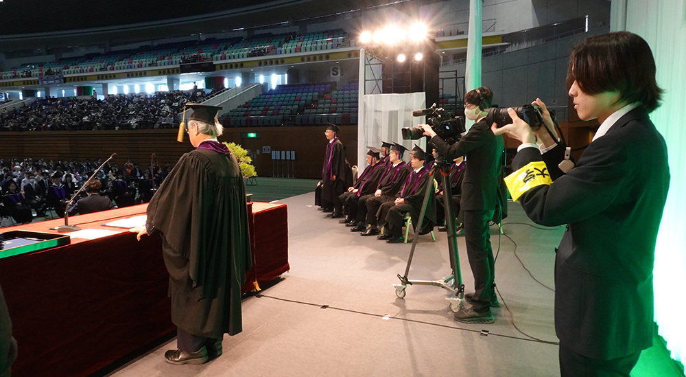 学位記授与式でのカメラ撮影と学生広報大使が運営するYouTubeチャンネルの企画を実施しました