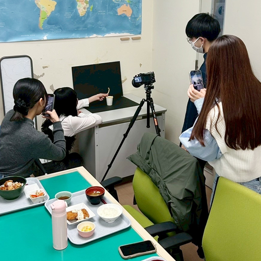 動画作成チームが、学食メニューを紹介する動画を撮影しました