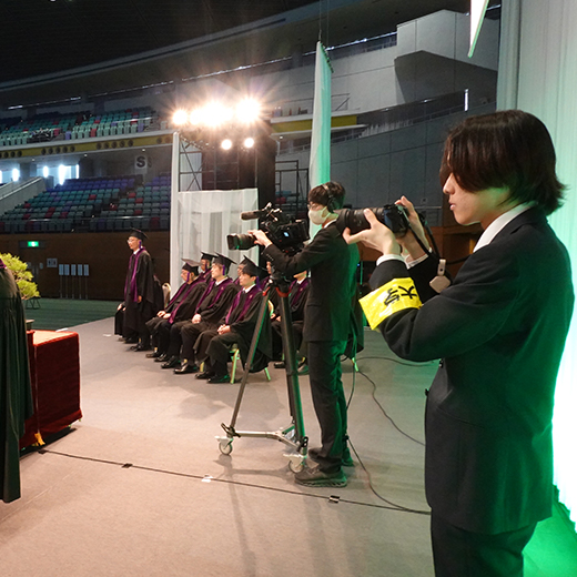 学位記授与式でのカメラ撮影と学生広報大使が運営するYouTubeチャンネルの企画を実施しました