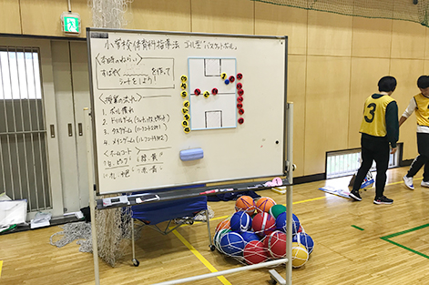 小学校体育科指導法「ボール運動」の授業の様子